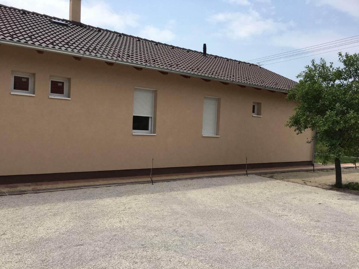 Konrad Apartman Villa Balatonmariafurdo Luaran gambar